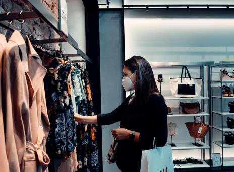 Γυναίκα κοιτάζει ρούχα σε κατάστημα ρούχων
