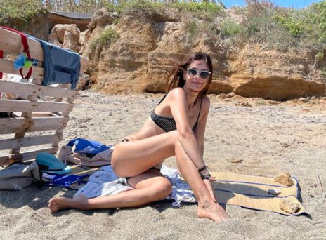 Η Κατερίνα Λέχου χαμογελαστή στην παραλία