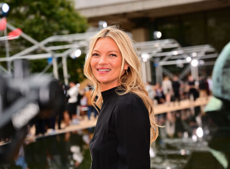 Kate Moss: Αναζητά την πληρότητα βουτώντας γυμνή σε λίμνη