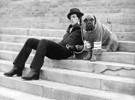 Σταλόνε: Κάλυψε το τατουάζ που απεικονίζει τη σύζυγό του με το πρόσωπο του σκύλου του