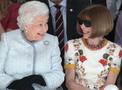 Η βασίλισσα Ελισάβετ με την Αν Γουίντουρ της Vogue