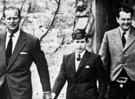 Βασιλιάς Κάρολος: Τα δύσκολα χρόνια που έζησε στο Gordonstoun, ένα αυστηρό ιδιωτικό σχολείο στη Σκωτία.
