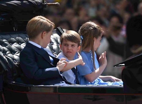 Ο πρίγκιπας Λούις με τα αδέλφια του σε βασιλική άμαξα