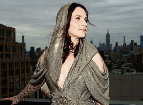 Ζιλιέτ Μπινός: Τι εξομολογήθηκε για το ερωτικό της παρελθόν η ηθοποιός, με αφορμή τη νέα της ταινία Both Sides of the Blade.