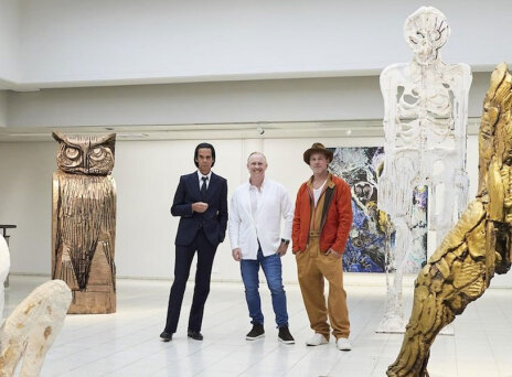 Ο Μπραντ Πιτ με τον Νικ Κέιβ σε έκθεση με έργα τέχνης τους στη Φινλανδία