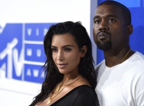 Ο Κάνιε Γουέστ συγκρίνει την Κιμ Καρντάσιαν… με τη βασίλισσα Ελισάβετ