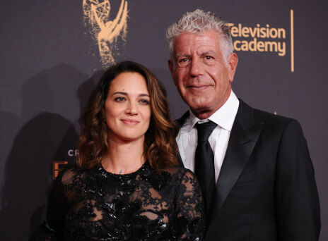 Η Άζια Αρτζέντο απαντά με ένα T-Shirt για τα τελευταία μηνύματα με τον Άντονι Μπουρντέν