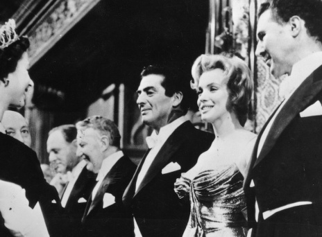 Όταν η βασίλισσα Ελισάβετ συνάντησε τη Μέριλιν Μονρόε