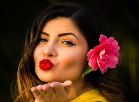 Πώς να δώσεις όγκο στα χείλη σου, σύμφωνα με το TikTok