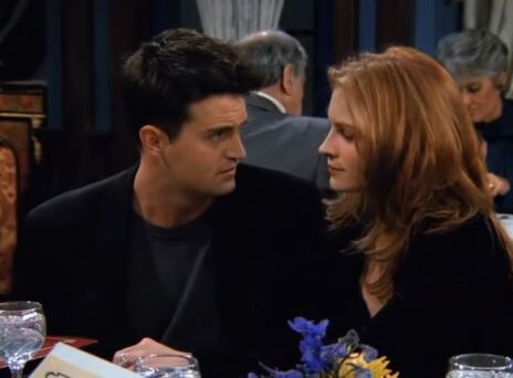 Μάθιου Πέρι και Τζούλια Ρόμπερτς σε σκηνή από τα «Φιλαράκια»