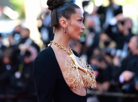 Η Μπέλα Χαντίντ «προσπαθεί» να χορέψει συρτάκι στο Κατάρ