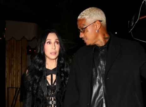 Σερ: Είναι ζευγάρι με τον 36χρονο Αλεξάντερ Έντουαρντς