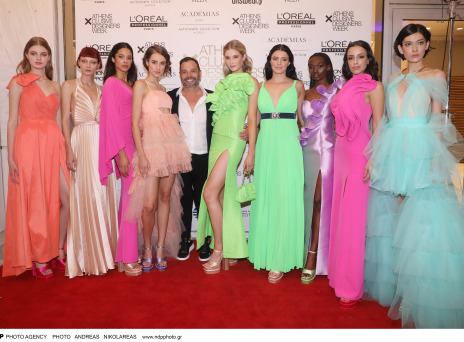 Ο Τάσος Μητρόπουλος με την Κατερίνα Στικούδη ανάμεσα στα μοντέλα του Show στο finale της επίδειξης