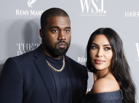 Ο Κάνιε Γουέστ έδειχνε φωτογραφίες της Καρντάσιαν και πορνό στους υπαλλήλους του