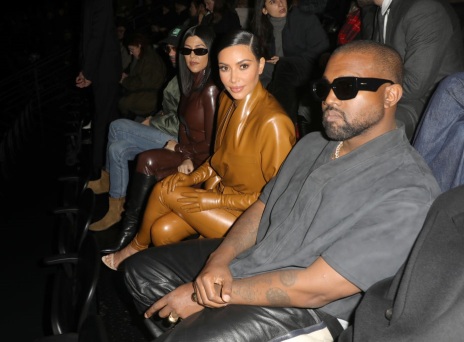 Kanye West: Έδειχνε αποκαλυπτικές φωτογραφίες της Kim Kardashian και πορνό στους υπαλλήλους του 