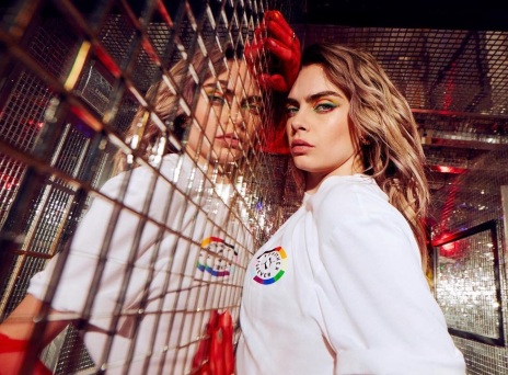 Κάρα Ντελεβίν: Το μαύρο «φόρεμα» που φόρεσε την Πρωτοχρονιά