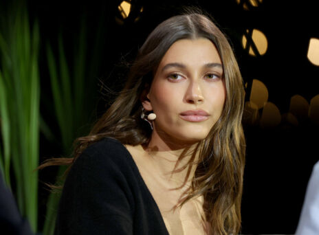 Η Hailey Bieber δείχνει για πρώτη φορά την κύστη στην ωοθήκη της: «Έχει το μέγεθος μήλου»