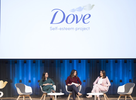 η κα Άννα Παπαδημητρίου, Ψυχολόγος Ψυχοθεραπεύτρια, η κα Ευαγγελία Βόσσου, Marketing Manager Προσωπικής Φροντίδας στη Unilever, η κα Δώρα Αναγνωστοπούλου, Δημοσιογράφος. 