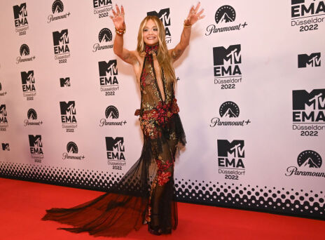 Ρίτα Όρα: Με άκρως αποκαλυπτικό φόρεμα στη νέα εμφάνιση με τον Τάικα Γουαϊτίτι