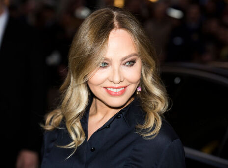 Η 67χρονη Ορνέλα Μούτι ποζάρει μόνο με εσώρουχα και μπότες