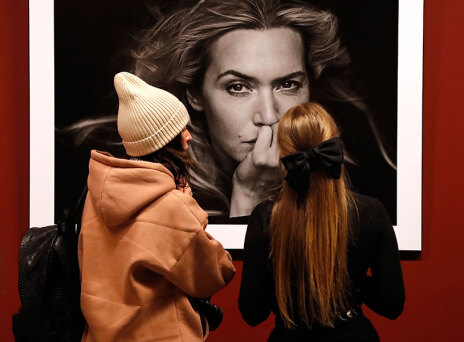 Πορτρέτο της Κέιτ Γουίνσλετ σε φωτογραφική έκθεση της Pirelli