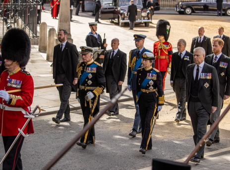 Βρετανία: Νέα πλοκή στο σίριαλ; Πιθανή θεωρεί ο βρετανικός Τύπος μια συμφιλίωση του πρίγκιπα Χάρι και της βασιλικής οικογένειας πριν από τη στέψη του Καρόλου	