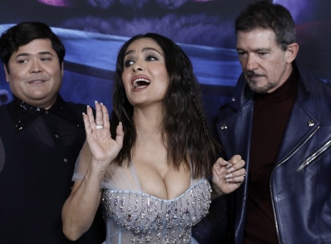 Σάλμα Χάγιεκ: Με διχτυωτό φόρεμα στο κόκκινο χαλί