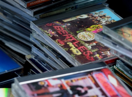 Σαν σήμερα 2 Μαρτίου 1983: Τα πρώτα compact disc κυκλοφορούν στις ΗΠΑ και τις διεθνείς αγορές, ένα χρόνο μετά το λανσάρισμά τους στην Ιαπωνία.