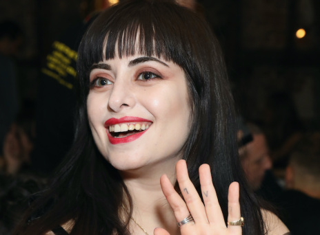 Dilara Findikoglu: Η σχεδιάστρια που γεννήθηκε στην Κωνσταντινούπολη και μεγαλουργεί στο Λονδίνο προωθώντας την ισότητα ανδρών και γυναικών.