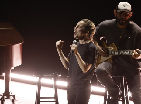 Lady Gaga - Όσκαρ: Τραγούδησε άβαφη και με ένα μαύρο μπλουζάκι