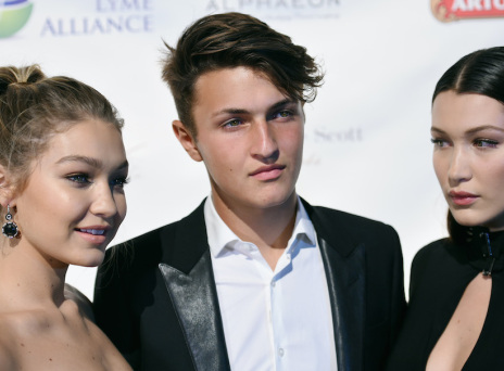 Anwar Hadid: Όσα ξέρουμε για τον μικρό αδελφό της Τζίτζι και της Μπέλα Χαντίντ.