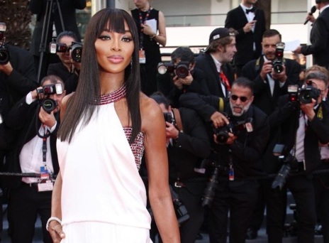 Ναόμι ΚάμπελHugo Boss.