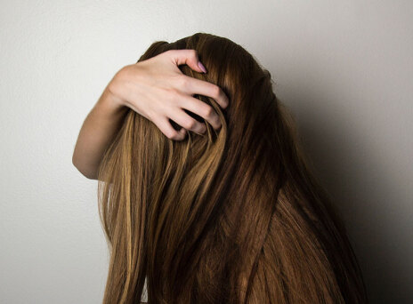 Γιατί δεν πρέπει να αφήνουμε τα μαλλιά μας να στεγνώνουν φυσικά 