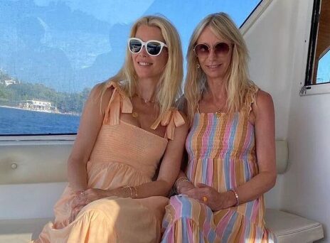 Η Κλόντια Σίφερ και μια φίλη της στις Σπέτσες