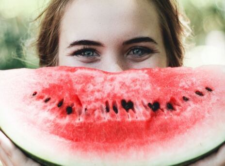 Συμβουλές ομορφιάς: Ποιες συνήθειες μπορούμε να υιοθετήσουμε στη φροντίδα της επιδερμίδας και στο μακιγιάζ μας το καλοκαίρι.