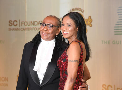 Στα αριστέρα η Gloria Carter με τη σύζυγό της Roxanne Wiltshire 