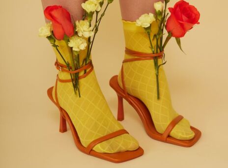 Θεωρία του λάθος παπουτσιού: Μια νέα τάση που ξεκίνησε από το TikTok και κάνει τη μόδα να φαίνεται μια απλή υπόθεση.