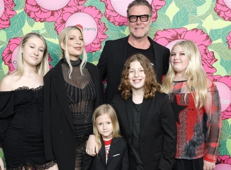 H Tori Spelling, ο πρώην σύζυγός της και τέσσερα από τα πέντε παιδιά τους