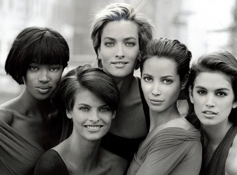  Ναόμι Κάμπελ, Κρίστι Τέρλινγκτον, Λίντα Εβαντζελίστα, Τατιάνα Πάτιτζ και Σίντι Κρόφορντ φωτογραφήθηκαν μαζί από τον Πίτερ Λίντμπεργκ για το εξώφυλλο της Vogue τον Ιανουάριο του 1990