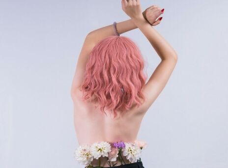 Ποια χρώματα ταιριάζουν στις ξανθές, τις μελαχρινές, τις καστανές και τις κοκκινομάλλες