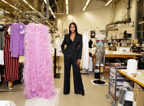 Η Ναόμι Κάμπελ προμοτάρει τα ρούχα για την έκθεση στο μουσείο V&A