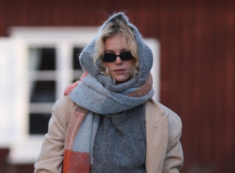 Τα μεγάλα κασκόλ είναι το κυρίαρχο αξεσουάρ του χειμώνα