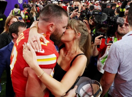 Το φιλί και η αγκαλιά της Τέιλορ Σουίφτ στον Τράβις Κέλσι μετά το Super Bowl