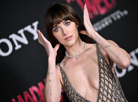 Ντακόντα Τζόνσον: Όλα τα βλέμματα στο see through φόρεμα με κρύσταλλα