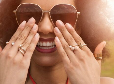 Αποδομημένο γαλλικό μανικιούρ: η φάση με τα νύχια έχει ξεφύγει