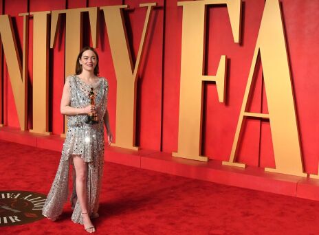 H Έμμα Στόουν με το χρυσό αγαλματάκι στο Vanity Fair Oscars Party