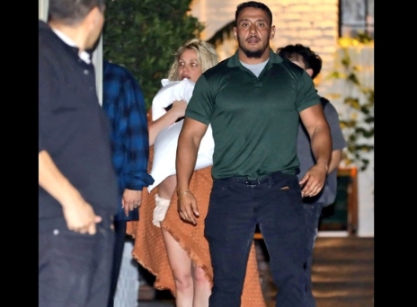 2 ανδρες μπροστα απο γυναικα με κουβερτα και μαξιλαρι,