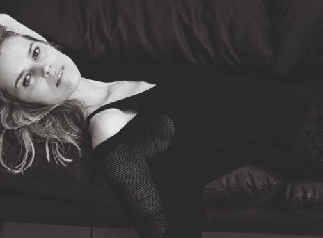 Η Eva Herzigova στη νέα καμπάνια της Massimo Dutti