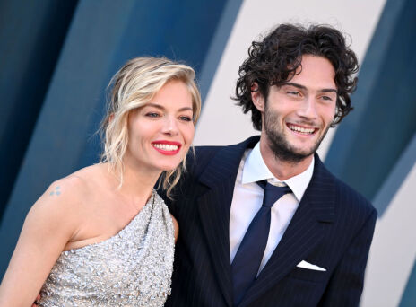 Sienna Miller: Οι νεότερες γενιές ανδρών προσαρμόζονται ευκολότερα