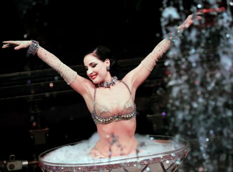 Dita Von Teese: Το εντυπωσιακό σόου στο Fashion Week του Παρισιού 